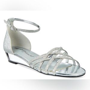 Easy Street Alive @ 5 Tarrah Sandal in Silver - Size 9 (NWOB)